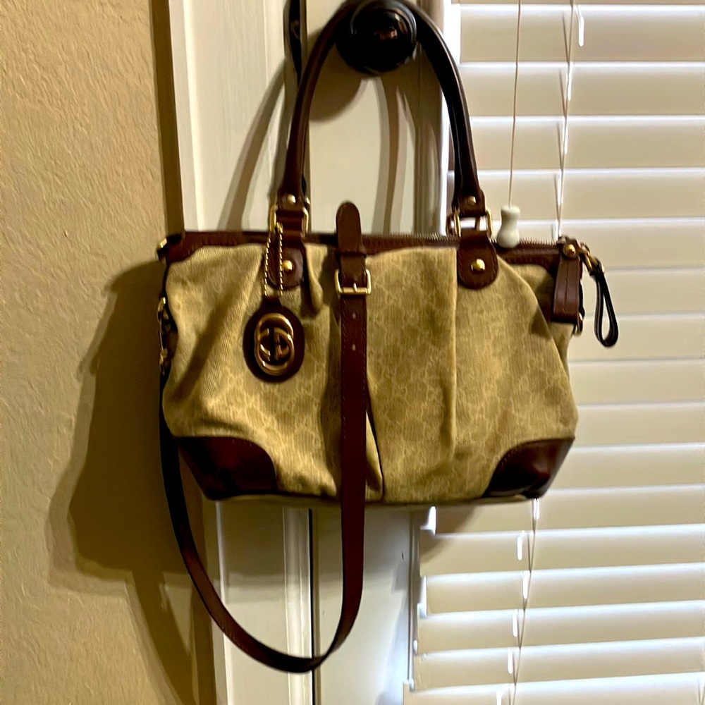 Beautiful Gucci Sukey Satchel bag with flawless cross body strap